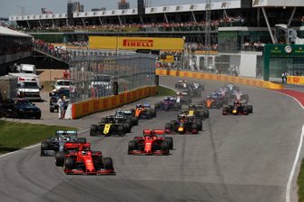 Sebastian Vettel, Ferrari SF90, voor Lewis Hamilton, Mercedes AMG F1 W10, Charles Leclerc, Ferrari SF90, Daniel Ricciardo, Renault R.S.19, Pierre Gasly, Red Bull Racing RB15, en de rest van het veld