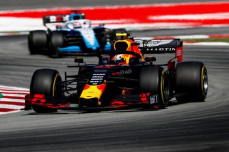 Max Verstappen, Red Bull Racing RB15, devant George Russell, Williams Racing FW42