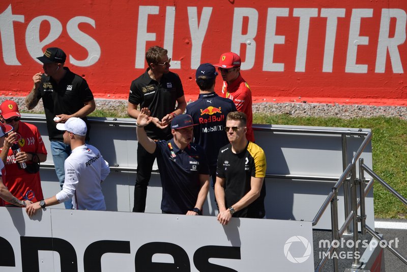 Max Verstappen, Red Bull Racing, e Nico Hulkenberg, Renault F1 Team, talk alla parata dei piloti