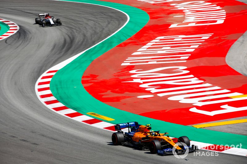 Lando Norris, McLaren MCL34, leads Kimi Raikkonen, Alfa Romeo Racing C38