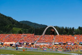 Verstappen-tribune met onderin een Friese vlag voor Nyck de Vries