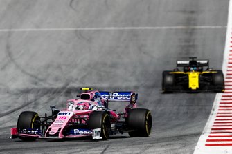 Lance Stroll, Racing Point RP19, voor Daniel Ricciardo, Renault F1 Team R.S.19