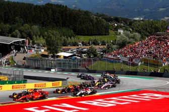 Sebastian Vettel, Ferrari SF90, voor Max Verstappen, Red Bull Racing RB15, Pierre Gasly, Red Bull Racing RB15, Antonio Giovinazzi, Alfa Romeo Racing C38, Kevin Magnussen, Haas F1 Team VF-19, Sergio Perez, Racing Point RP19, and the remainder of the field at the start