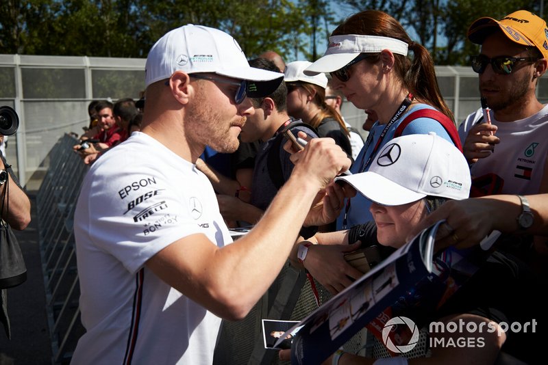 Valtteri Bottas, Mercedes AMG F1 signs an autograph for a fan