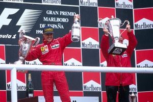 Michael Schumacher celebra la sua prima vittoria per la Ferrari sul podio col capo squadra Jean Todt