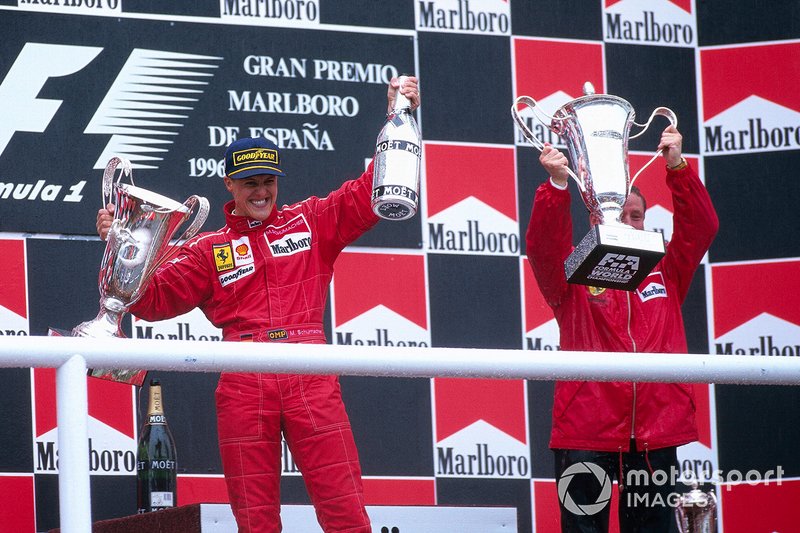 Michael Schumacher, Ferrari ile ilk galibiyetini takım patronu Jean Todt ile kutluyor