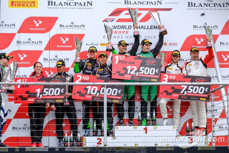 Podio: ganadores #89 Akka ASP Team Mercedes-AMG GT3: Nico Bastian, Thomas Neubauer