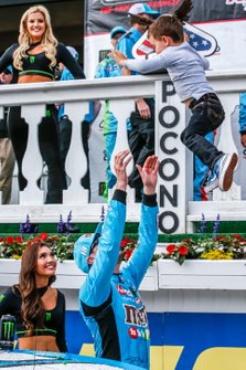 Kyle Busch, Joe Gibbs Racing, Toyota Camry M&M's Hazelnut victory, Samantha and Brexton