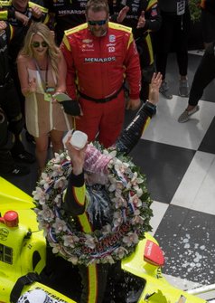 Simon Pagenaud, Team Penske Chevrolet, s'asperge de lait sur la Victory Lane