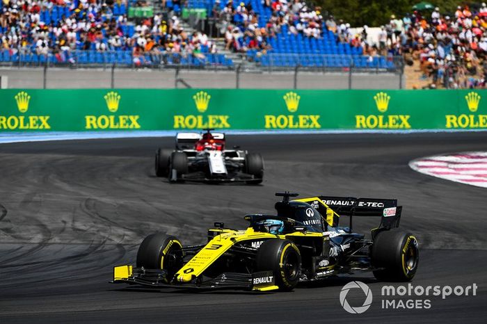 Daniel Ricciardo, Renault F1 Team R.S.19, leads Kimi Raikkonen, Alfa Romeo Racing C38