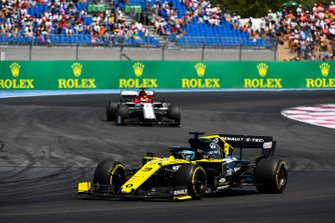 Daniel Ricciardo, Renault F1 Team R.S.19, en Kimi Raikkonen, Alfa Romeo Racing C38