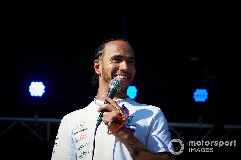 Lewis Hamilton, Mercedes AMG F1 sul palco nella fan zone