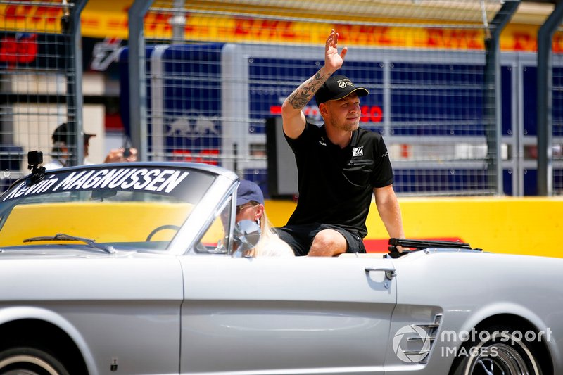 Kevin Magnussen, Haas F1, alla parata dei piloti