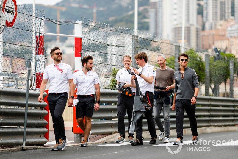 Lando Norris, McLaren, ispeziona il circuito