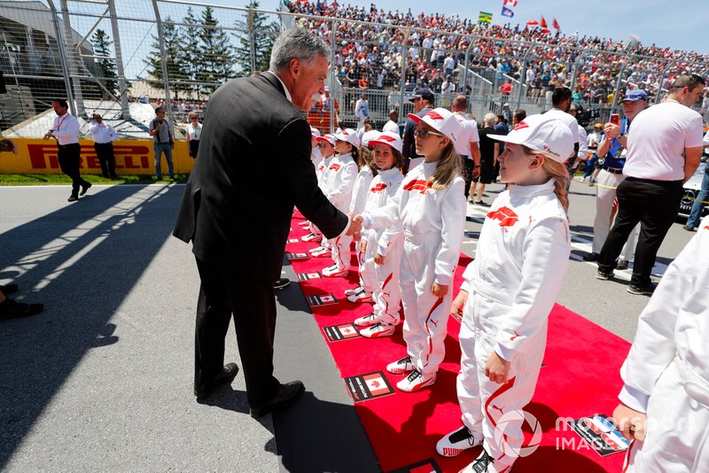 Chase Carey, Chairman, Formula 1, meets the Grid Kid mascots
