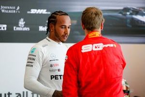 Lewis Hamilton, Mercedes AMG F1 et Sebastian Vettel, Ferrari parlent dans la cool room après la course