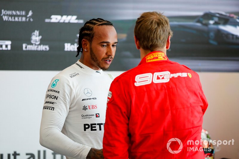 Lewis Hamilton, Mercedes AMG F1 da la mano a Sebastian Vettel, Ferrari después de la carrera