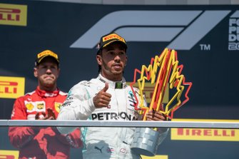 Podyum: Yarış galibi Lewis Hamilton, Mercedes AMG F1