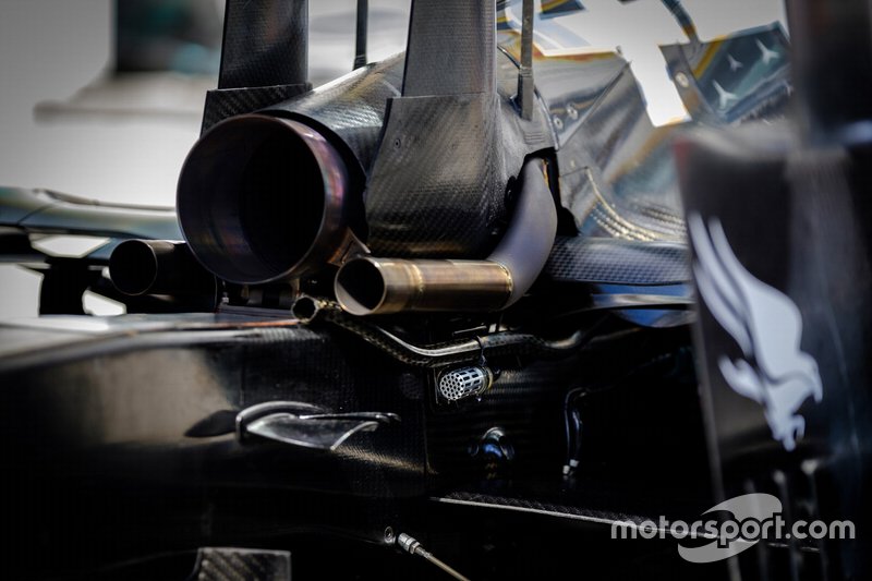 Mercedes W10: Auspuff