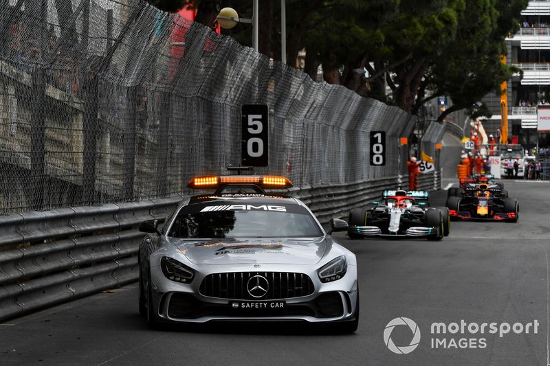 La Safety Car precede Lewis Hamilton, Mercedes AMG F1 W10, e Max Verstappen, Red Bull Racing RB15