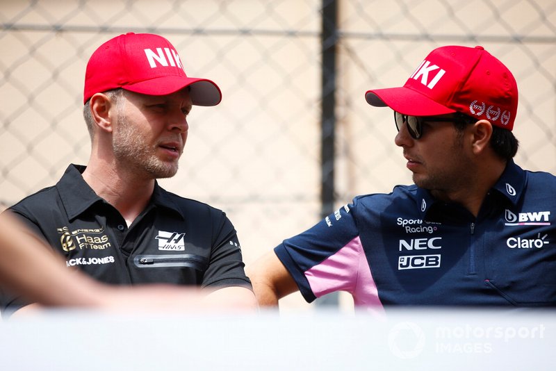 Kevin Magnussen, Haas F1, con Sergio Perez, Racing Point