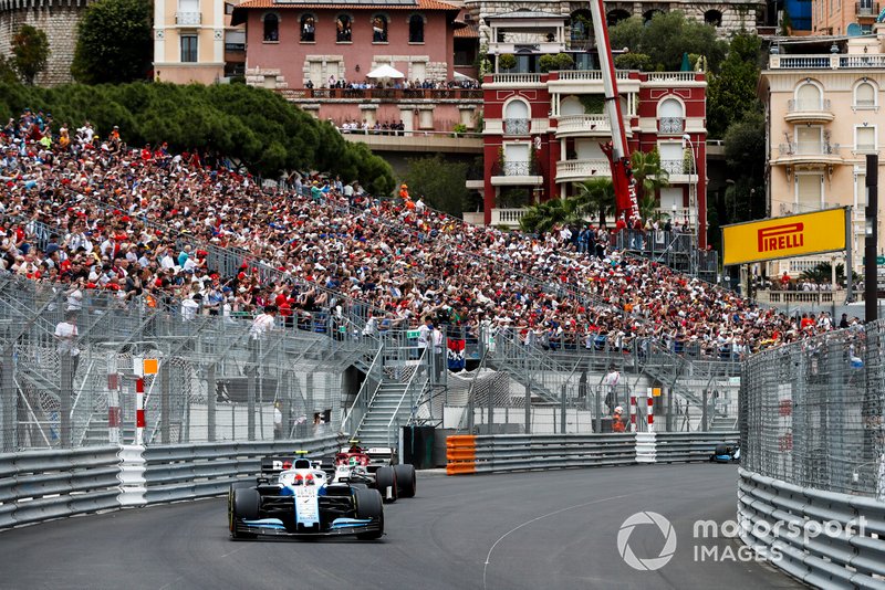Robert Kubica, Williams FW42, leads Antonio Giovinazzi, Alfa Romeo Racing C38