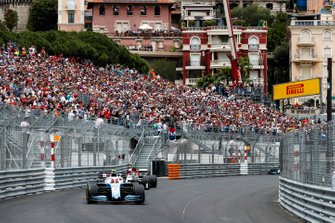 Robert Kubica, Williams FW42, voor Antonio Giovinazzi, Alfa Romeo Racing C38