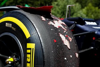 Beschadigde band na de crash van Max Verstappen, Red Bull Racing RB15