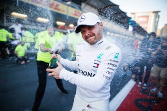Winnaar Valtteri Bottas, Mercedes AMG F1 op het podium
