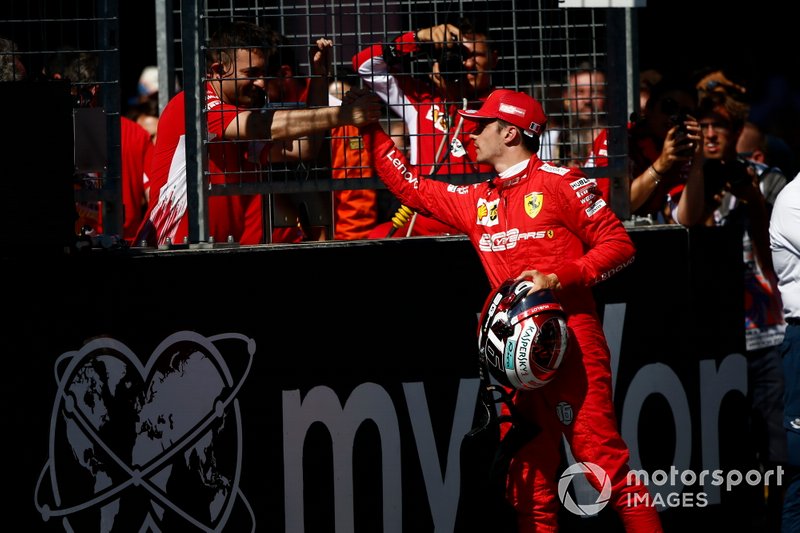 Ganador de la pole Charles Leclerc, Ferrari, celebrat