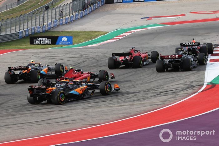 Max Verstappen, Red Bull Racing RB19, Charles Leclerc, Ferrari SF-23, Lando Norris, McLaren MCL60, Lewis Hamilton, Mercedes F1 W14, Carlos Sainz, Ferrari SF-23, Oscar Piastri, McLaren MCL60, y el resto de la parrilla