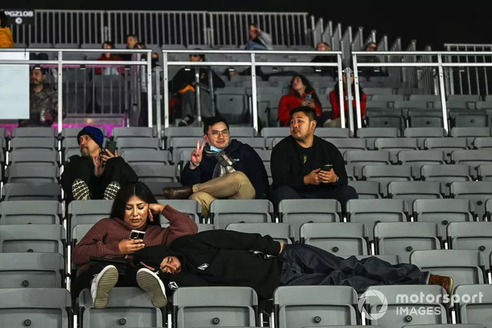 Los aficionados esperan en una grada