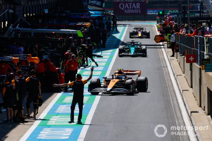 Lando Norris, McLaren MCL60, Lance Stroll, Aston Martin AMR23, en boxes