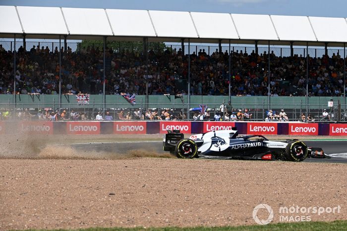 Nyck de Vries, AlfaTauri AT04, en la grava