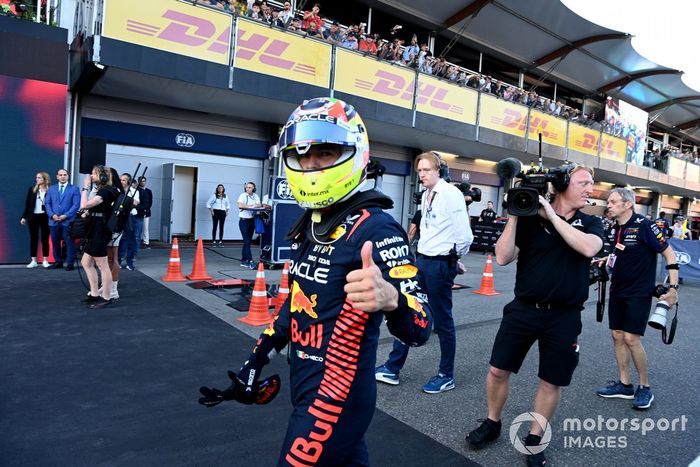Sergio Pérez, Red Bull Racing, 1ª posición, celebra en Parc Ferme con su equipo tras la carrera Sprint