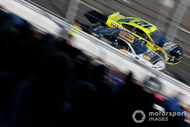 Ryan Blaney, Team Penske, Ford Mustang Menards/Richmond, Daniel Hemric, Richard Childress Racing, Chevrolet Camaro