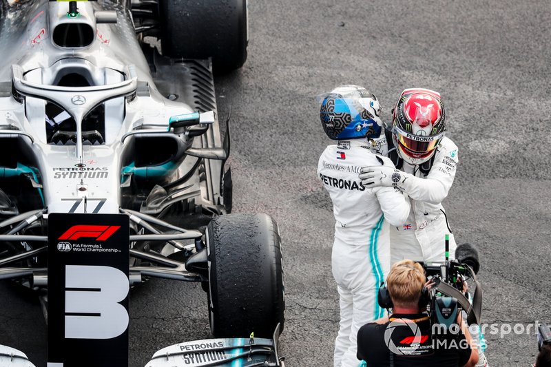 Valtteri Bottas, Mercedes AMG F1 y el ganador de la carrera Lewis Hamilton, Mercedes AMG F1 celebran en Parc Ferme