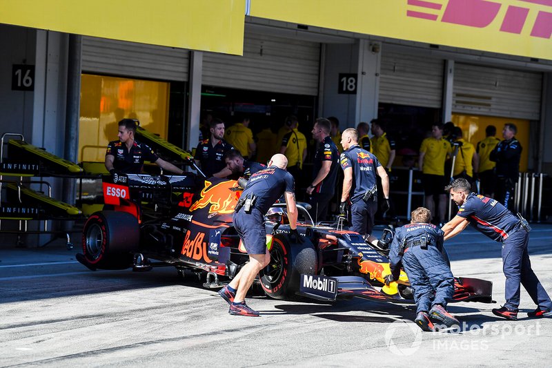 Max Verstappen, Red Bull Racing RB15, viene riportato nel garage