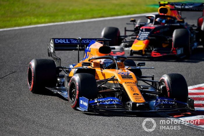 Carlos Sainz Jr., McLaren MCL34, Alex Albon, Red Bull RB15