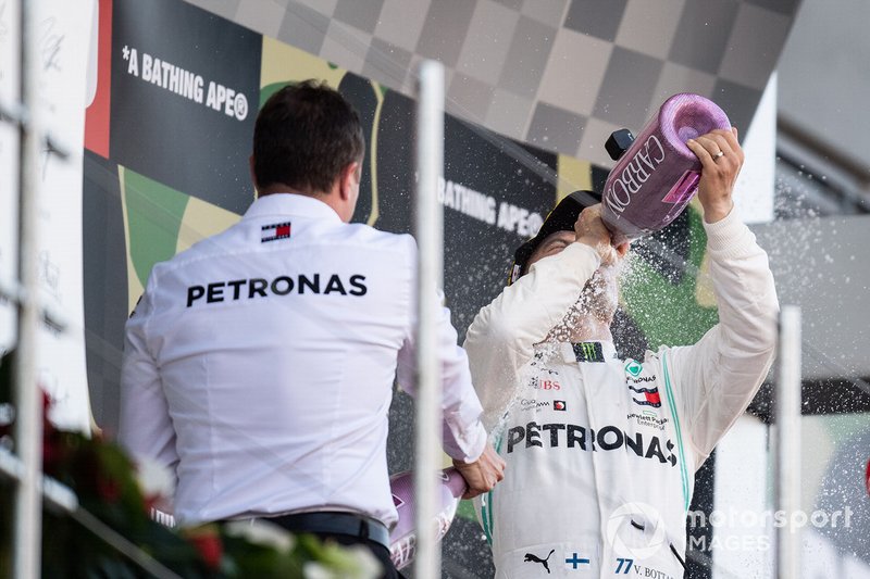 Valtteri Bottas, Mercedes AMG F1, primo classificato, beve Champagne sul podio