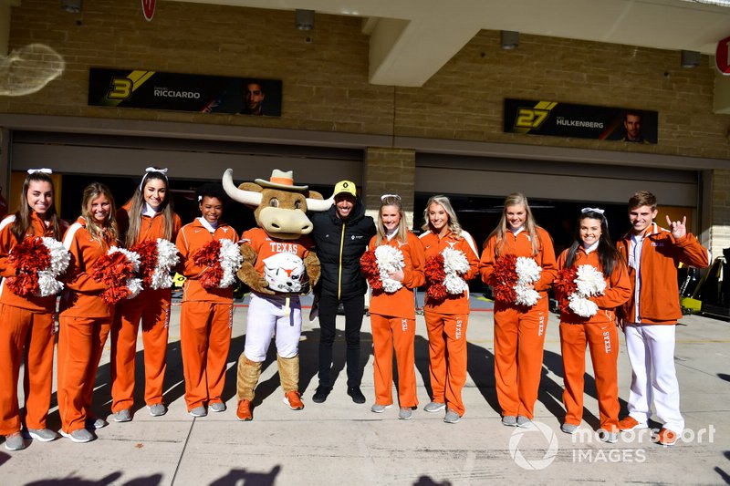 Daniel Ricciardo, del equipo Renault F1, conoce a las animadoras de los Cuernos Largos de Texas y muestra un nuevo diseño de casco
