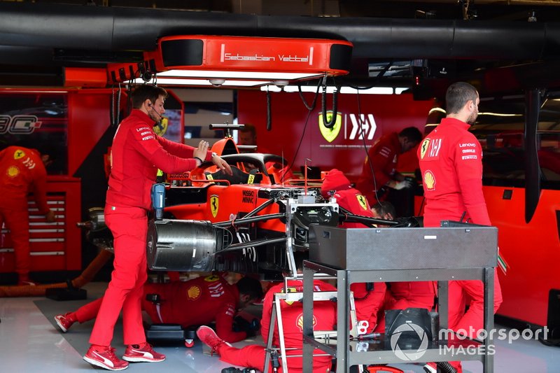 Meccanici al lavoro sull'auto di Sebastian Vettel, Ferrari SF90