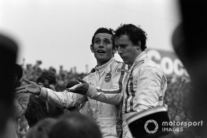 Jackie Oliver, Jacky Ickx festeggiano la loro vittoria alla 24 ore di Le Mans del 1969