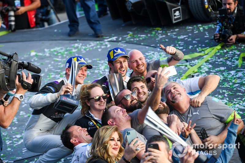 Alexander Sims, BMW I Andretti Motorsports y Maximilian Gunther, BMW I Andretti Motorsports, BMW iFE.20 con el equipo