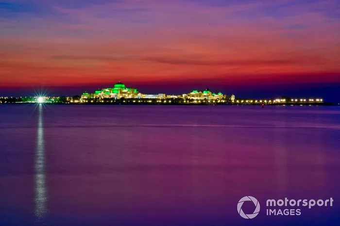 Una vista general de Abu Dhabi al caer la noche