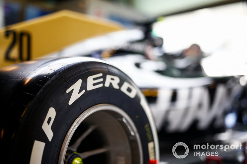 El neumático Pirelli en el coche de Kevin Magnussen Haas F1 Team VF-19