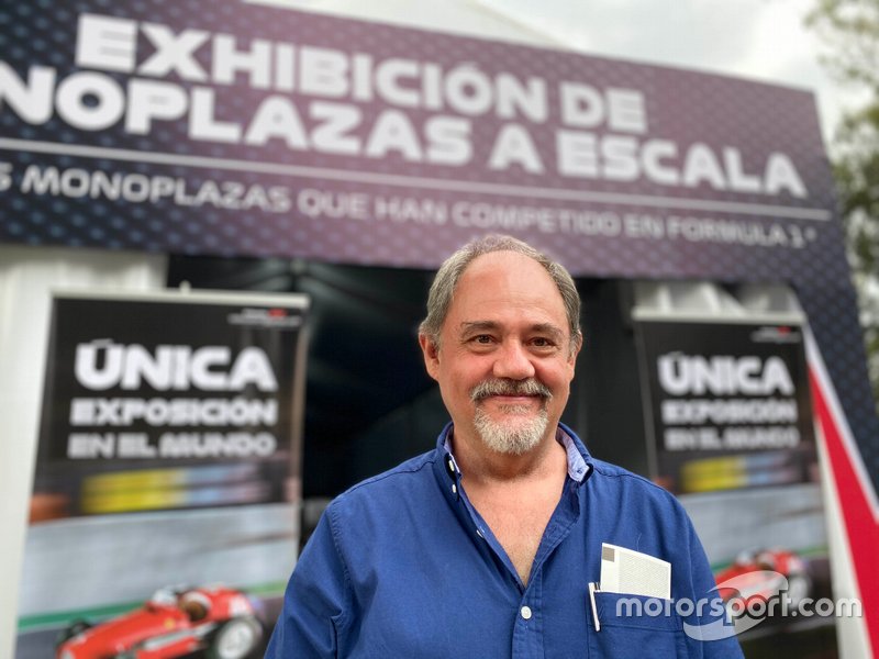 Jesús Gisholt dueño de la colección de coches miniatura de F1