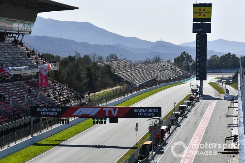 Una visuale del rettilineo e della pitlane di Barcellona