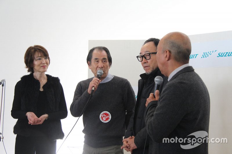 レーシングカーを量販することの大変さを語る解良喜久雄さん(左から2人目)と由良拓也さん(同3人目)