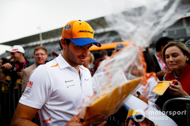 Carlos Sainz Jr. y McLaren reciben un regalo de un fanático